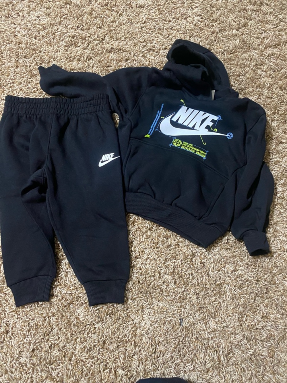 Toddler Boy Nike Sweatshirt
Size 2T
Excellent Condition